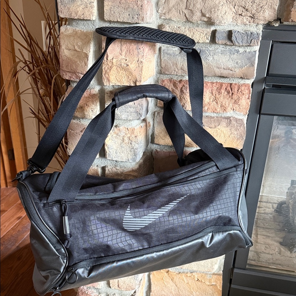 Nike Black & Gray Sports Duffle Bag NWOT Many Compartments perfect for the gym